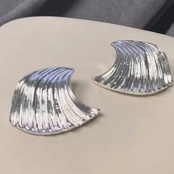 Jewelry - 🩵 $5 VINTAGE Bold Wave Earrings Silver Tone Piereced